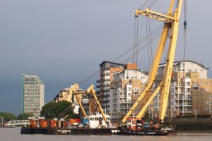 The crane about to lift CHIEFTON
