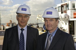 PLA Chief Executive Richard Everitt (left) with Manor Marine MD John Tye ( click on image to enlarge)