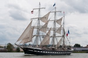 Sailing Ship Belem leaving London after the Olympics (click on image to enlarge)
