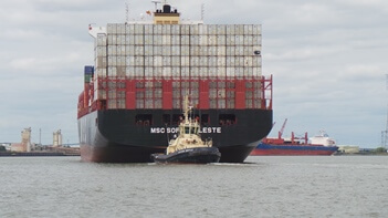 London container terminal welcomes the first neo-panamax vessel into Tilbury